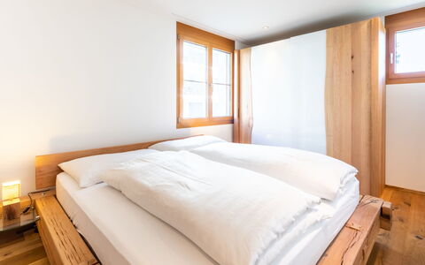 Taviarna Laax 3.6: Bedroom, Bed, Wood, Bed Sheet, Bedding, Floor, Interior Design, Flooring, Bed Frame, Home