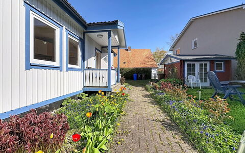 Wiek 200: House, Home, Residential Area, Roof, Shrub, Siding, Cottage, Door, Garden, Yard