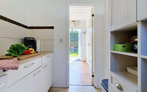 Wiek 200: Flooring, Wood, Interior Design, Kitchen, Floor, Countertop, Cabinetry, Kitchen Appliance, Ceiling, Home