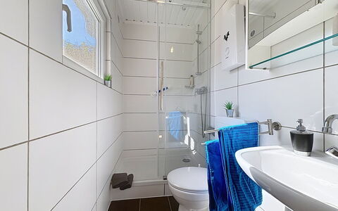 Wiek 200: Plumbing Fixture, Flooring, Interior Design, Bathroom, Floor, Sink, Plumbing, Tap, Toilet, Ceiling