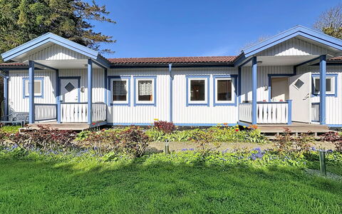 Wiek 200: Home, House, Siding, Door, Cottage, Roof, Land Lot, Porch, Estate, Paint