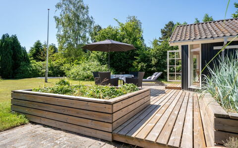Lagho - 400M from the Sea: Wood, Garden, Hardwood, Plank, Outdoor Furniture, Deck, Composite Material, Backyard, Wood Stain, Landscaping