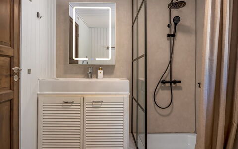Gustava - 10Km from the Sea: Flooring, Interior Design, Wall, Plumbing Fixture, Floor, Wood, Sink, Bathroom, Tap, Plumbing