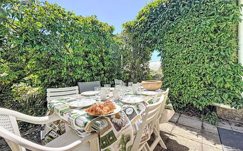 Keryargon: Furniture, Outdoor Furniture, Chair, Shade, Outdoor Table, Houseplant, Patio, Yard, Design, Balcony