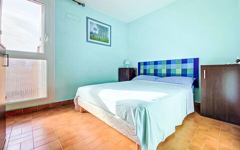 L'Acropole: Interior Design, Floor, Flooring, Room, Bedroom, Bed, Apartment, Ceiling, Bedding, Bed Sheet
