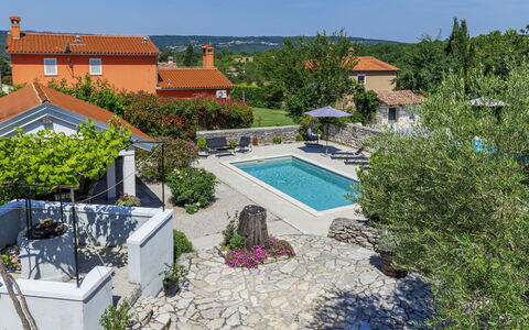 Pišurinka: Furniture, Outdoor Furniture, Chair, Shade, Outdoor Table, Houseplant, Patio, Yard, Design, Balcony