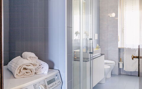 Corso 109: Interior Design, Flooring, Wall, Floor, Plumbing Fixture, Bathroom, Lighting, Room, Tap, Home