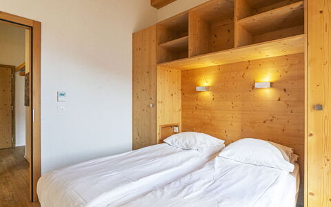 La Tzoumaz 9000: Wood, Ceiling, Interior Design, Bedroom, Wood Stain, Bed, Hardwood, Room, Plank, Lumber