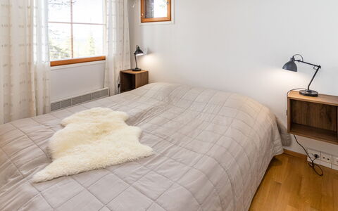 Karhunvartijan Tupa A4: Bed, Furniture, Bedding, Bedroom, Interior Design, Bed Sheet, Floor, Flooring, Wood, Linens