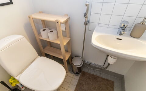 Karhunvartijan Tupa A4: Toilet Seat, Toilet, Plumbing Fixture, Bathroom, Flooring, Floor, Interior Design, Plumbing, Room, Bathroom Sink