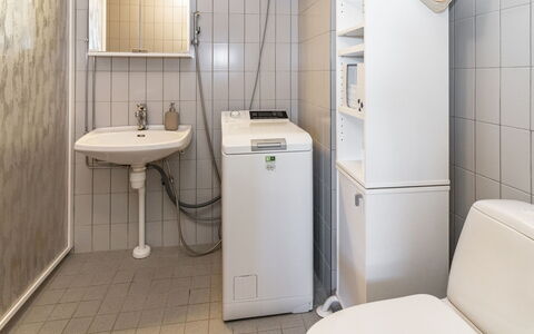 Karhunvartijan Tupa A4: Plumbing Fixture, Flooring, Floor, Interior Design, Bathroom, Toilet, Sink, Plumbing, Room, Bathroom Sink