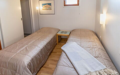 Karhunvartijan Tupa A4: Bed, Floor, Flooring, Bedroom, Wall, Wood, Bed Sheet, Interior Design, Ceiling, Bedding