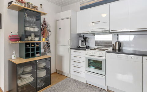 Teerenpesue D 27: Kitchen Appliance, Kitchen, Furniture, Countertop, Major Appliance, Flooring, Interior Design, Cabinetry, Home Appliance, Wood