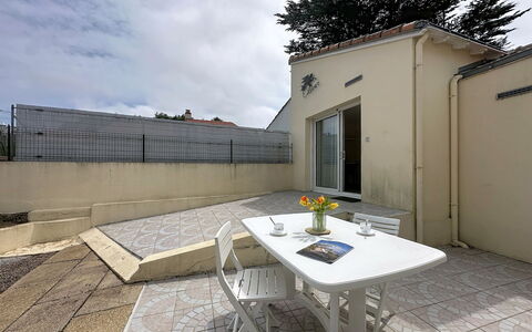 L'Ange Oliver: Floor, Concrete, Tile, Shade, Courtyard, Balcony, Yard, Driveway, Flagstone
