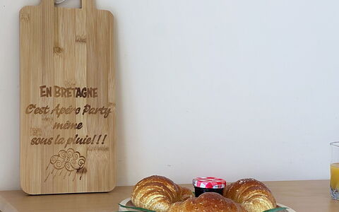 L'Ange Oliver: Wood, Ingredient, Plank, Produce, Wood Stain, Food, Hardwood, Fruit