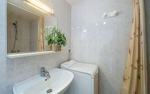 L'Ange Oliver: Bathroom Sink, Bathroom, Plumbing Fixture, Wall, Flooring, Sink, Floor, Interior Design, Tap, Plumbing