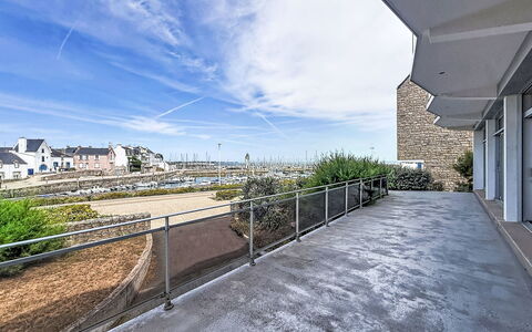 Sombreuil: Concrete, Walkway, Fence, Balcony, Daylighting