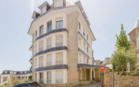 Le Clémenceau: Building, Window, Residential Area, Facade, Architecture, Home, House, Roof, Apartment, Sash Window