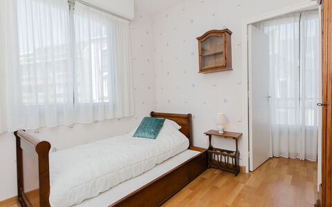Le Clémenceau: Furniture, Flooring, Interior Design, Floor, Bedroom, Wood, Bed, Room, Wood Flooring, Textile