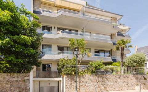 Le Clémenceau: Apartment, Residential Area, Home, Urban Design, Condominium, Balcony, Porch, Siding, Handrail, Villa