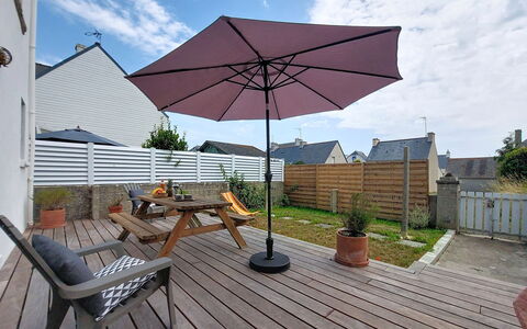 Le Guilvinec: Furniture, Outdoor Furniture, Chair, Garden, Wood Stain, Lawn, Hardwood, Shade, Backyard