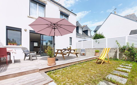 Le Guilvinec: Furniture, Outdoor Furniture, Chair, Garden, Wood Stain, Lawn, Hardwood, Shade, Backyard