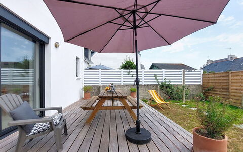 Le Guilvinec: Furniture, Outdoor Furniture, Chair, Garden, Wood Stain, Lawn, Hardwood, Shade, Backyard