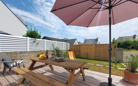 Le Guilvinec: Furniture, Outdoor Furniture, Chair, Garden, Wood Stain, Lawn, Hardwood, Shade, Backyard