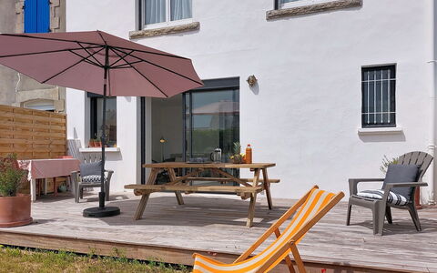 Le Guilvinec: Furniture, Outdoor Furniture, Chair, Garden, Wood Stain, Lawn, Hardwood, Shade, Backyard