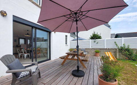 Le Guilvinec: Furniture, Outdoor Furniture, Chair, Garden, Wood Stain, Lawn, Hardwood, Shade, Backyard