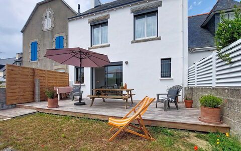 Le Guilvinec: Furniture, Outdoor Furniture, Chair, Garden, Wood Stain, Lawn, Hardwood, Shade, Backyard