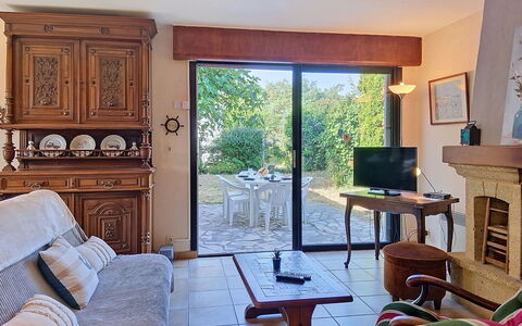 Arceau 3: Furniture, Outdoor Furniture, Chair, Garden, Wood Stain, Lawn, Hardwood, Shade, Backyard