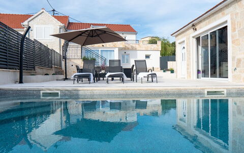 Lili: Furniture, Outdoor Furniture, Chair, Garden, Wood Stain, Lawn, Hardwood, Shade, Backyard