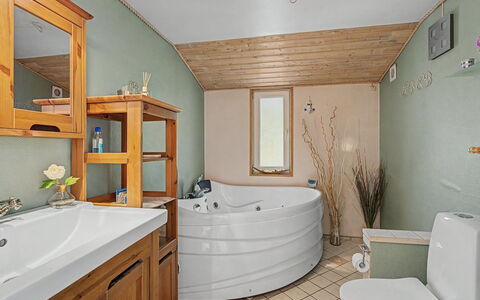 Birge - 600M from the Sea: Interior Design, Flooring, Plumbing Fixture, Furniture, Wood, Floor, Ceiling, Bathroom, Room, Lighting