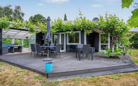 Birge - 600M from the Sea: Shrub, Shade, Garden, Groundcover, Deck, Outdoor Structure, Yard, Backyard, Outdoor Furniture