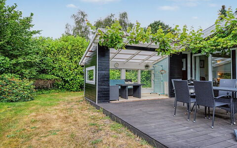 Birge - 600M from the Sea: Shade, Garden, Groundcover, Deck, Outdoor Structure, Porch, Garden Buildings, Yard, Landscaping, Pergola