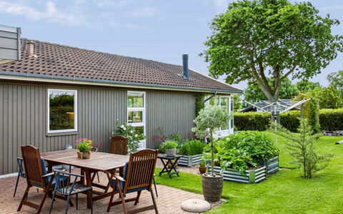 Snioulf - 800M from the Sea: Grass, Garden, Shrub, House, Cottage, Home, Roof, Backyard, Land Lot
