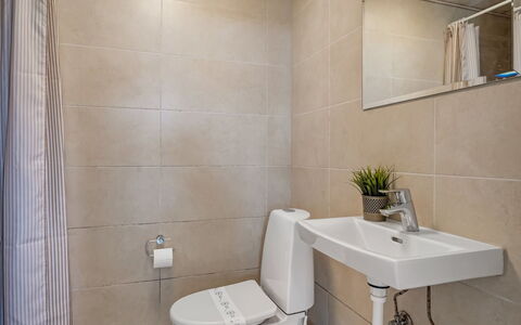 Ija - 1.3Km from the Sea: Bathroom, Toilet Seat, Toilet, Plumbing Fixture, Interior Design, Flooring, Wall, Sink, Bathroom Sink, Floor