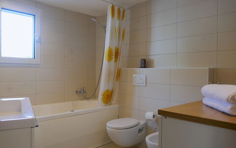 Cá Pórt Róss: Bathroom, Plumbing Fixture, Flooring, Floor, Interior Design, Wall, Bathroom Sink, Sink, Bathtub, Tap