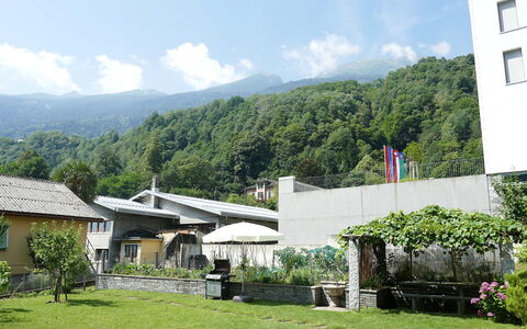 Cá Pórt Róss: Mountainous Landforms, Mountain, Hill, Shrub, Landscape, Mountain Range, Hill Station, Groundcover, Garden
