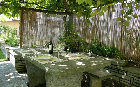 Cá Pórt Róss: Wood, Furniture, Table, Outdoor Furniture, Outdoor Table, Chair, Garden, Shade, Backyard, Yard