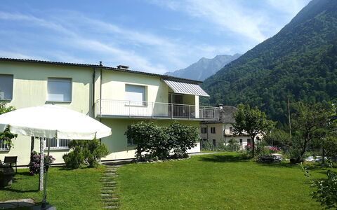 Cá Pórt Róss: Hill Station, Lawn, Garden, Yard, Valley, Shade, Landscaping, Backyard, Mountain Village, Villa