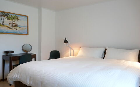 Cá Pórt Róss: Bed, Furniture, Interior Design, Bedroom, Wall, Floor, Bedding, Bed Sheet, Flooring, Wood