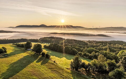Babí: Mountainous Landforms, Hill, Natural Landscape, Horizon, Grassland, Ecoregion, Landscape, Sunrise, Sun, Plain