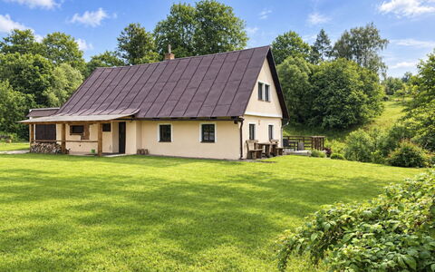 Babí: Grass, House, Cottage, Home, Roof, Farmhouse, Plain, Lawn, Estate, Garden