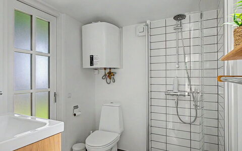 Fulla - 150M from the Sea: Toilet Seat, Bathroom, Toilet, Plumbing Fixture, Wall, Flooring, Interior Design, Floor, Sink, Bathroom Sink