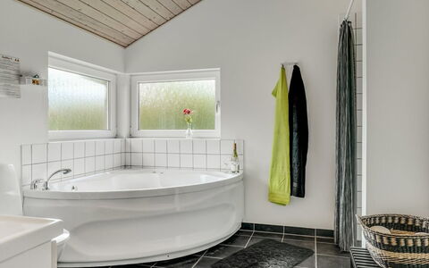 Skakke - 350M to the Fjord: Flooring, Interior Design, Plumbing Fixture, Bathtub, Floor, Plumbing, Bathroom, Ceiling, Tile, Tap