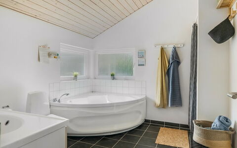 Skakke - 350M to the Fjord: Plumbing Fixture, Interior Design, Flooring, Ceiling, Floor, Bathtub, Bathroom, Plumbing, Tap, Room