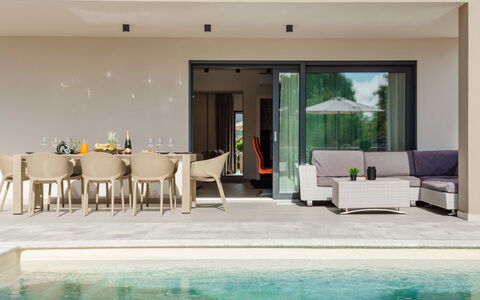 Delight: Residential Area, Apartment, Estate, Resort, Mansion, Balcony, Villa, Swimming Pool
