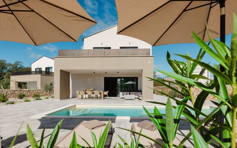 Delight: Residential Area, Apartment, Estate, Resort, Mansion, Balcony, Villa, Swimming Pool